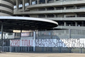 米兰球迷横幅嘲讽国米：昨天伊斯坦布尔今天慕尼黑，明天心理医生