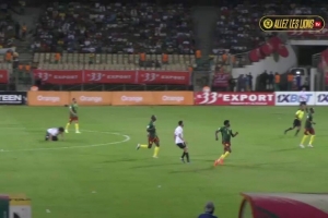 恩加德乌国家队比赛倒钩解围抽筋，奥纳纳帮其压腿